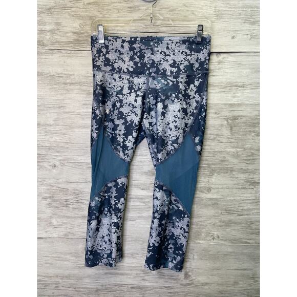 Under Armour Compression Leggings Size M Womens Blue Abstract Mesh Panel Capri - Picture 1 of 7